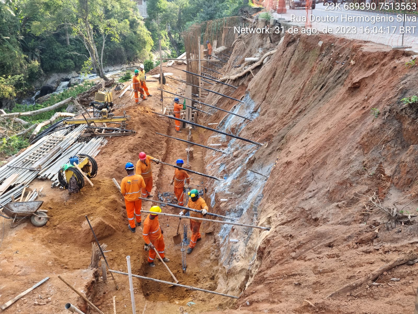 Obra de contenção em encosta